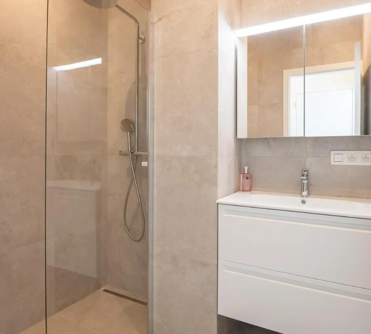 Beautiful Renovated Apartment In An Authentic Building Ostend